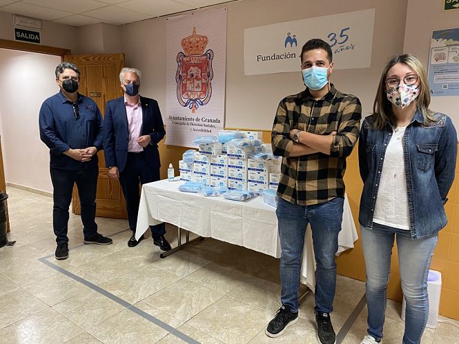 Imagen de la entrega de mascarillas (AYTO. GRANADA) 