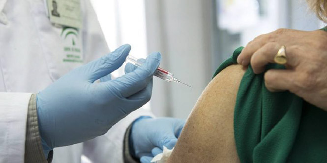 Un sanitario inocula una vacuna contra el Covid-19 (JUNTA DE ANDALUCÍA) 