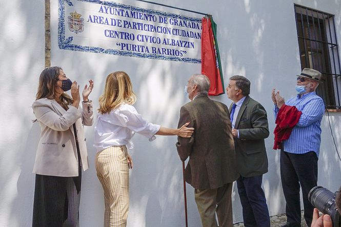 Destapan la placa colocada en la plaza Aliatar de Granada en homenaje a la actriz Purita Barrios (AYUNTAMIENTO DE GRANADA) 