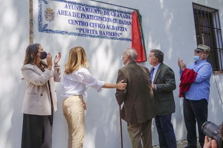 Destapan la placa colocada en la plaza Aliatar de Granada en homenaje a la actriz Purita Barrios (AYUNTAMIENTO DE GRANADA) 