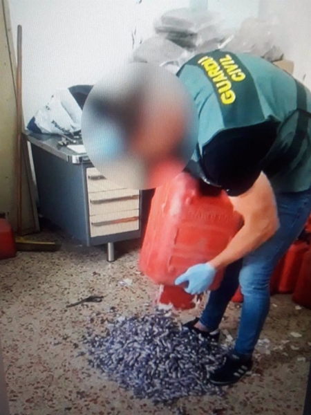 Siete detenidos tras ser sorprendidos desembarcando 800 kilos de hachís en garrafas de gasolina en la costa de Granada (GUARDIA CIVIL)
