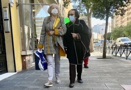 Imagen de recurso de dos pensionistas paseando (SUBDELEGACIÓN)