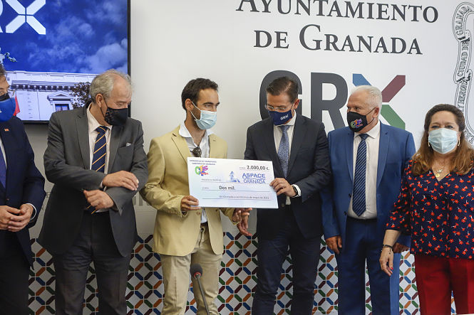 Reconocimiento al joven que va a hacer el Camino de Santiago (JAVUIER ALGARRA / AYUNTAMIENTO)