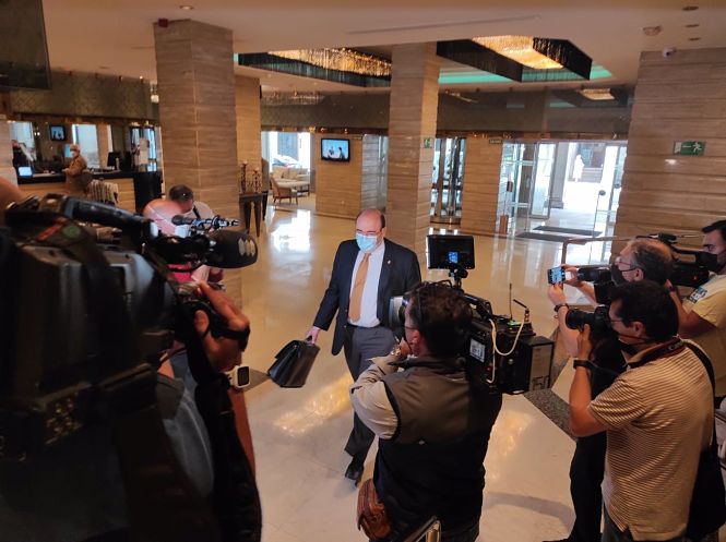 El expresidente del PP de Granada, Sebastián Pérez, a su llegada al hotel donde ha anunciado su baja como militante (EUROPA PRESS)