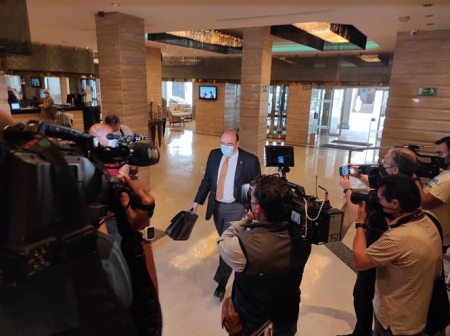 El expresidente del PP de Granada, Sebastián Pérez, a su llegada al hotel donde ha anunciado su baja como militante (EUROPA PRESS)