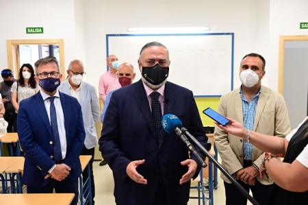 El Delegado del Gobierno, Pablo García ha visitado el IES Alhendín (JUNTA)
