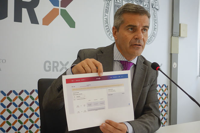 El concejal de movilidad en el ayuntamiento de Granada, César Díaz (JAVIER ALGARRA / AYUNTAMIENTO) 
