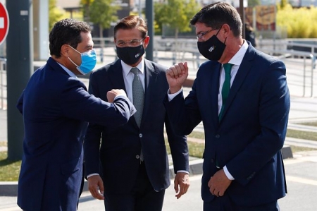 El presidente de la Junta, Juanma Moreno, saluda a el vicepresidente de la Junta, Juan Marín, en presencia de el alcalde de Granada, Luis Salvador,en una foto de archivo (ÁLEX CÁMARA - EUROPA PRESS) 