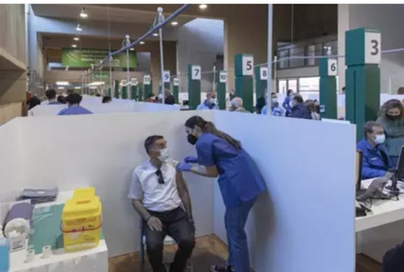 Una sanitaria vacuna a un hombre (MARÍA JOSÉ LÓPEZ - EUROPA PRESS) 