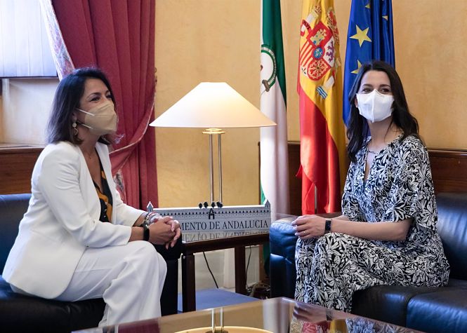 La presidenta del Parlamento de Andalucía, Marta Bosquet, y la presidenta de Ciudadanos (Cs), Inés Arrimadas, este lunes en Sevilla durante su encuentro en el Parlamento de Andalucía (MARÍA JOSÉ LÓPEZ - EUROPA PRESS)