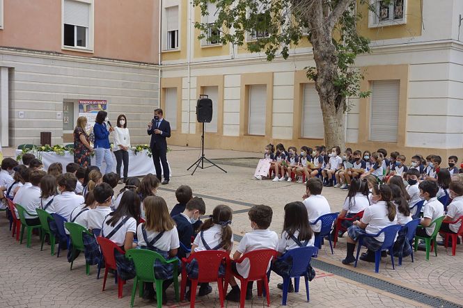 El alcalde de Granada, Luis Salvador, con alumnos del colegio Sagrado Corazón (JAVIER ALGARRA / AYUNTAMIENTO) 
