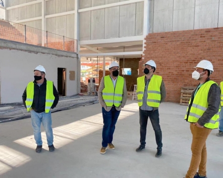Parte del Equipo de Gobierno de Vegas del Genil, durante una visita reciente a las obras del nuevo pabellón cubierto (AYYO. VEGAS DEL GENIL) Parte del Equipo de Gobierno de Vegas del Genil, durante una visita reciente a las obras del nuevo pabellón cubierto (AYYO. VEGAS DEL GENIL)