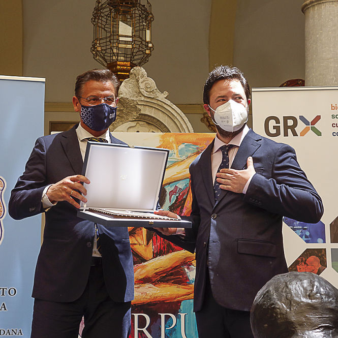 El Alcalde de Granada, Luis Salvador entrega una placa al pregonero del Corpus , Luis Javier López Marín (JAVIER ALGARRA / AYUNTAMIENTO)