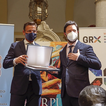 El Alcalde de Granada, Luis Salvador entrega una placa al pregonero del Corpus , Luis Javier López Marín (JAVIER ALGARRA / AYUNTAMIENTO)