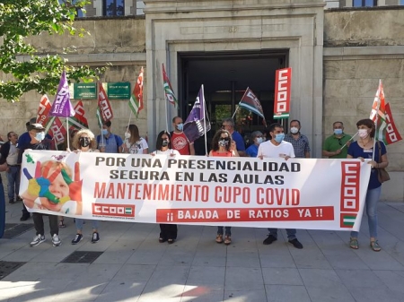 Imagen de la concentración en la Delegación de Eudcación (CCOO)