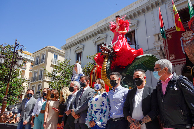 Autoridades junto a La Tarasca (JAVIER ALGARRA / AYUNTAMIENTO)
