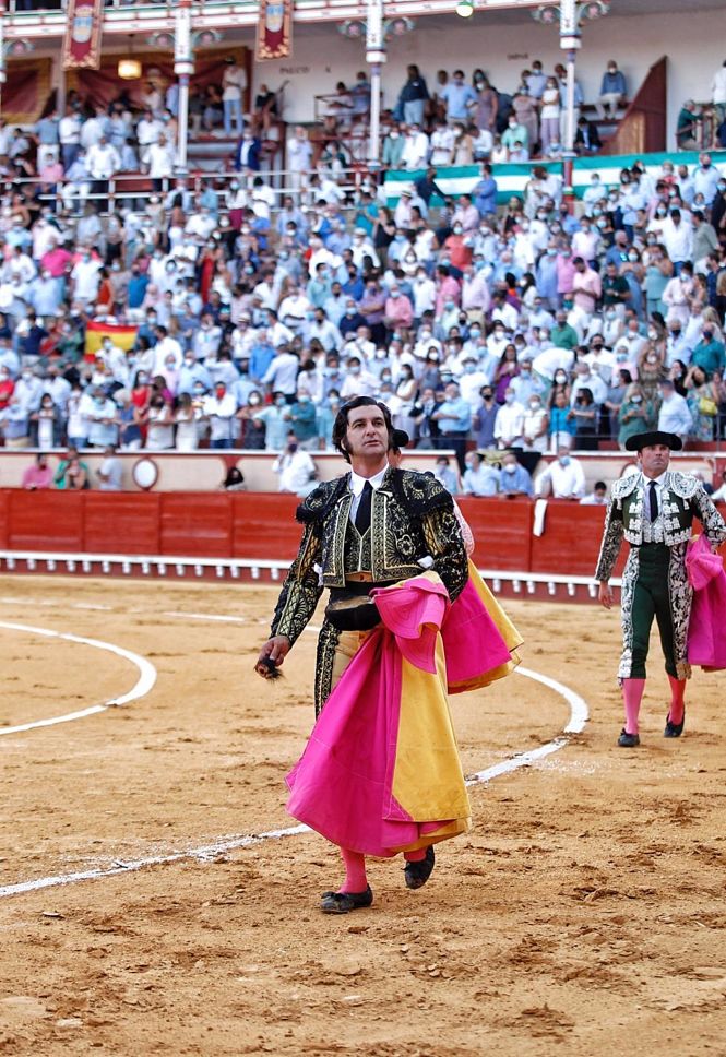 Morante de la Puebla corta una oreja en el primer toro en la Plaza de Toros del Puerto de Santa María (JOAQUÍN ARJONA / EUROPA PRESS) 