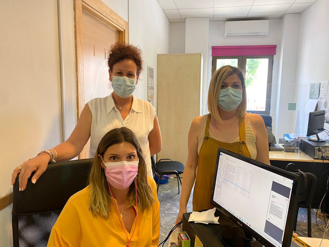 La concejala de Vegas junto a las técnicas de la OMIC (AYTO. VEGAS DEL GENIL)