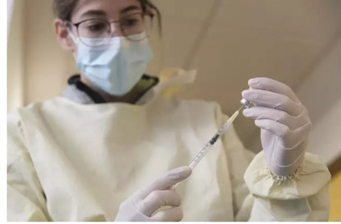 Una sanitaria prepara una dosis de la vacuna (GOBIERNO DE ARAGÓN) 