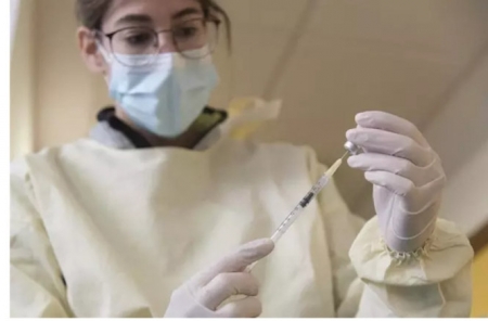 Una sanitaria prepara una dosis de la vacuna (GOBIERNO DE ARAGÓN) 