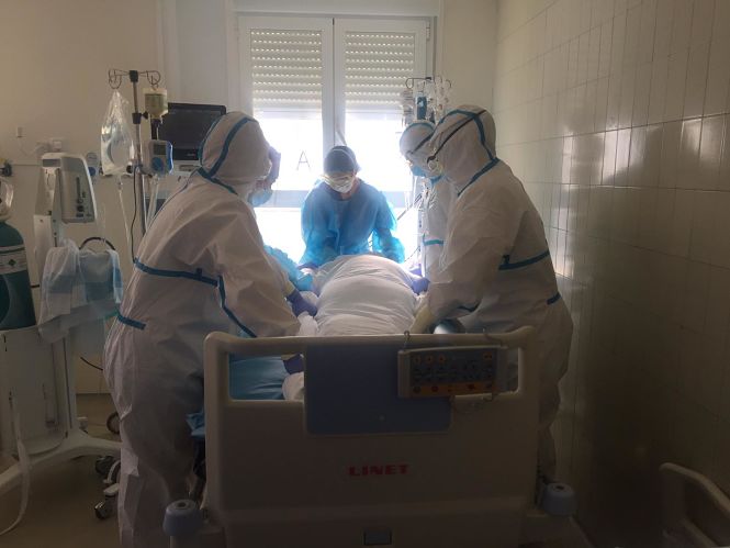 Un paciente con COVID-19 sometido a ventilación mecánica en la UCI (UGR)