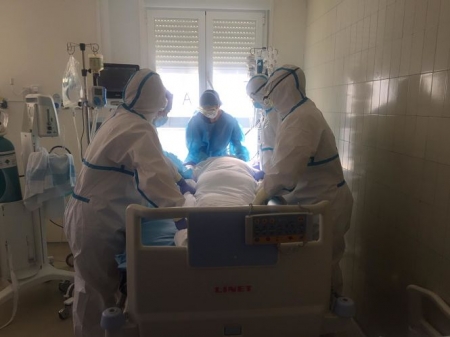 Un paciente con COVID-19 sometido a ventilación mecánica en la UCI (UGR)