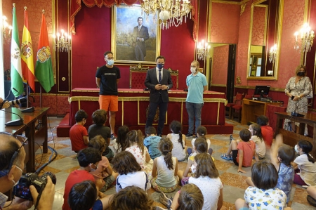Visita de los alumnos del CEIP Gómez Moreno al Ayuntamiento (JAVIER ALGARRA / AYUNTAMIENTO)