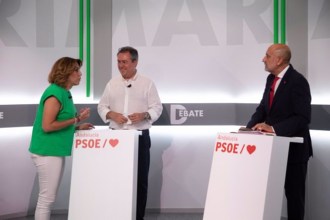 Susana Díaz (i), Juan Espadas (c) y Luis Ángel Hierro (d) posan antes del debate entre los tres candidatos de las primarias del PSOE-A (MARÍA JOSÉ LÓPEZ - EUROPA PRESS) 