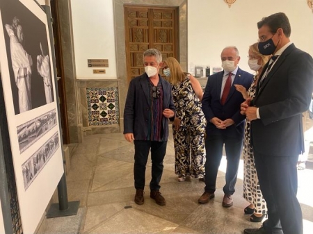 Luis Salvador ha visitado la expocisión )AYTO. GRANADA)