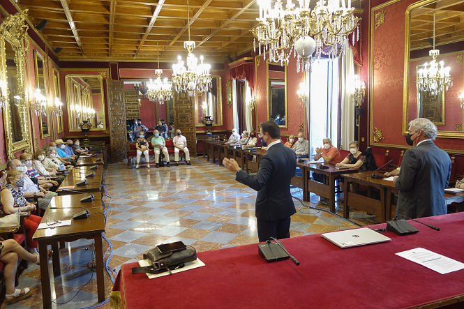 Luis Salvador y José Antonio Huertas en el Consejo de mayores (JAVIER ALGARRA / AYUNTAMIENTO) 