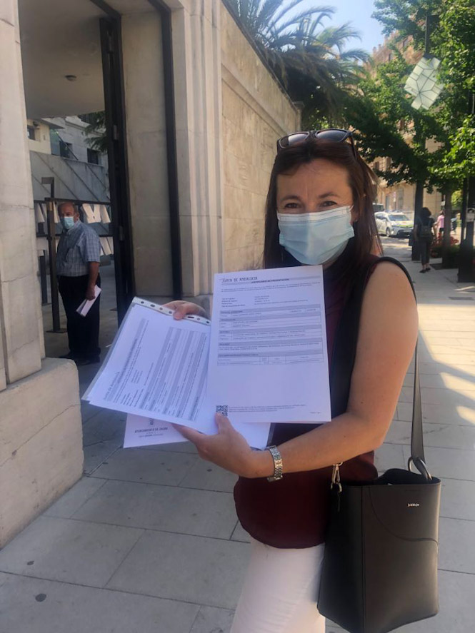 La alcaldesa de Zafra muestra el escrito (PSOE)