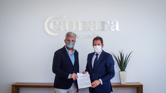 Imagen de la firma del convenio (CÁMARA GRANADA)