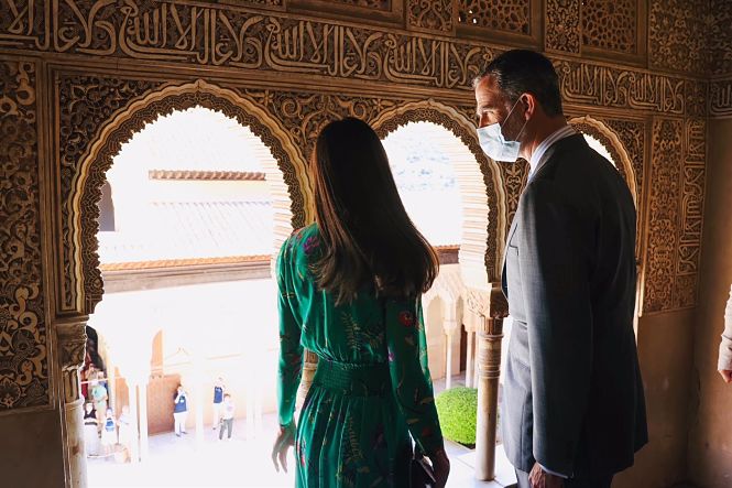 Los Reyes Felipe y Letizia, contemplando la exposición `Odaliscas. De Ingres a Picasso` (JUNTA DE ANDALUCÍA) 