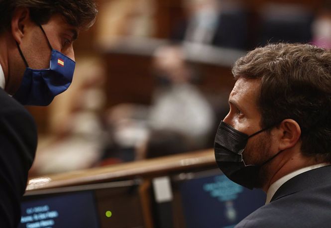 El vicesecretario de comunicación del PP, Pablo Montesinos. conversa con el líder del PP, Pablo Casado, durante una sesión de control al Gobierno (EUROPA PRESS / E. PARRA) 