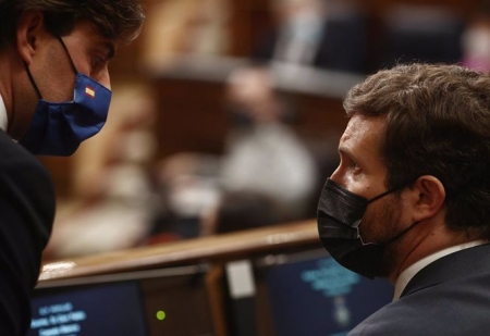 El vicesecretario de comunicación del PP, Pablo Montesinos. conversa con el líder del PP, Pablo Casado, durante una sesión de control al Gobierno (EUROPA PRESS / E. PARRA) 