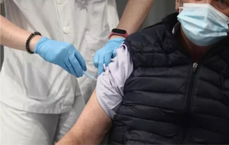 Un hombre es vacunado con la vacuna de AstraZeneca (EDUARDO PARRA / EUROPA PRESS) 