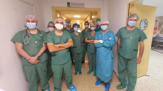 El urólogo Ignacio Puche --segundo por la izquierda-- junto al equipo (JUNTA DE ANDALUCÍA) 