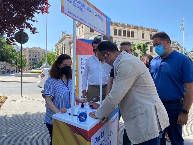 El presidente provincial del PP de Granada, Francisco Rodríguez, firmando este domingo contra los indultos (PP DE GRANADA)
