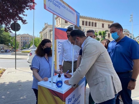 El presidente provincial del PP de Granada, Francisco Rodríguez, firmando este domingo contra los indultos (PP DE GRANADA)