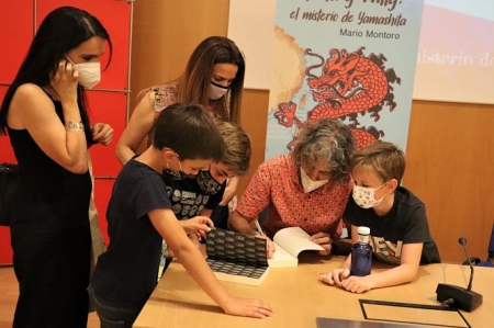 Mario Nontoro firma ejemplares de su libro (GRN) Mario Nontoro firma ejemplares de su libro (GRN)