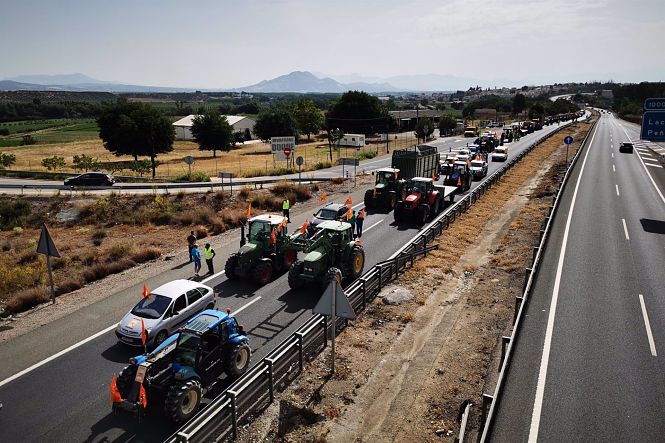 Tractorada por el arreglo del camino de servicio de la A-92 con Moraleda (UPA)