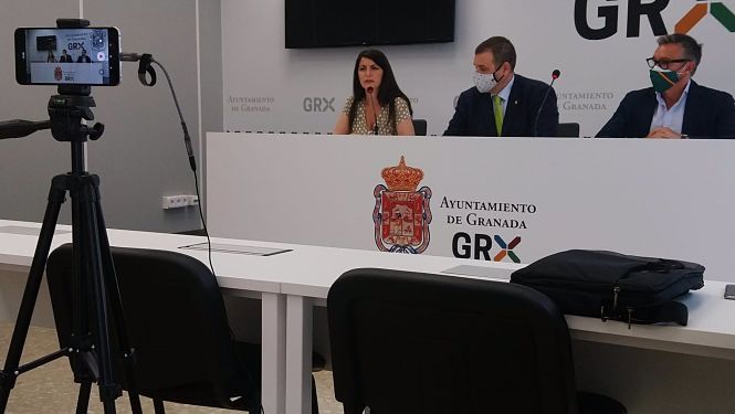 Rueda de prensa de Vox, con la diputada Macarena Olona, el portavoz municipal, Onofre Miralles, y el portavoz en el Parlamento de Andalucía, Manuel Gavira (EUROPA PRESS)
