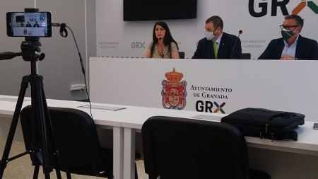 Rueda de prensa de Vox, con la diputada Macarena Olona, el portavoz municipal, Onofre Miralles, y el portavoz en el Parlamento de Andalucía, Manuel Gavira (EUROPA PRESS)
