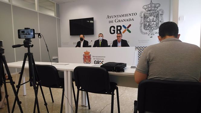Francisco Ocaña, Onofre Miralles y Manuel Gavira, de Vox, en rueda de prensa en el Ayuntamiento de Granada (EUROPA PRESS) 