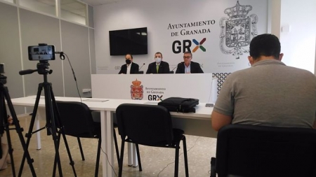 Francisco Ocaña, Onofre Miralles y Manuel Gavira, de Vox, en rueda de prensa en el Ayuntamiento de Granada (EUROPA PRESS) 