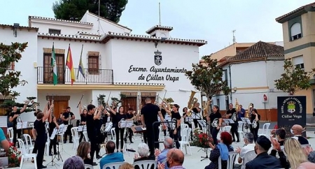 Banda de música `Felipe Moreno` en una actuación anterior (AYTO. CÚLLAR VEGA) Banda de música `Felipe Moreno` en una actuación anterior (AYTO. CÚLLAR VEGA)