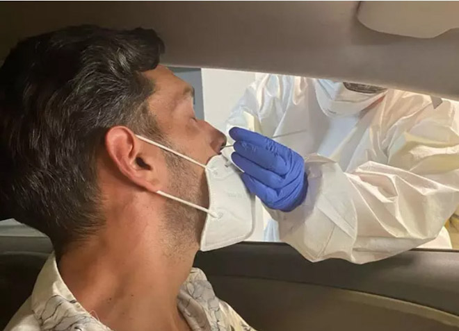 Un sanitario hace un PCR (GOBIERNO DE CANARIAS) 