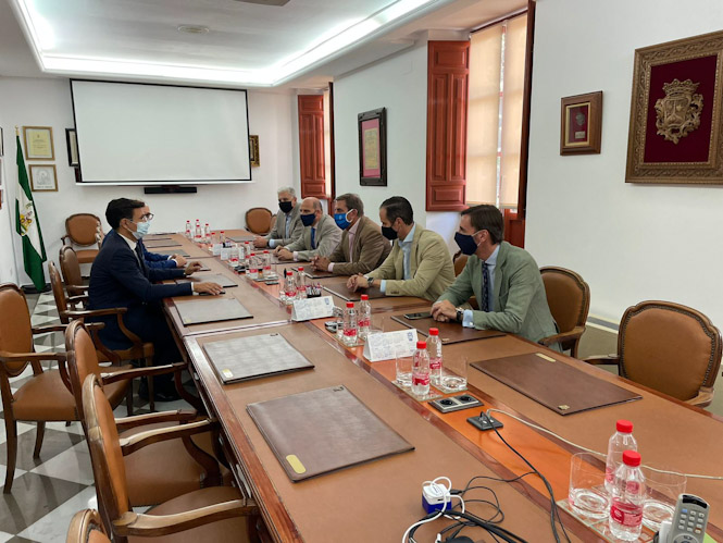 Reunión entre miembros del Colegio de Abogados y Francisco Cuenca (PSOE) 