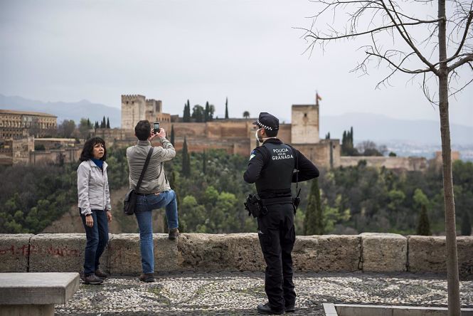 Un agente de la Policía Local en el Mirador de San Nicolás (ZUMA / DPA) 