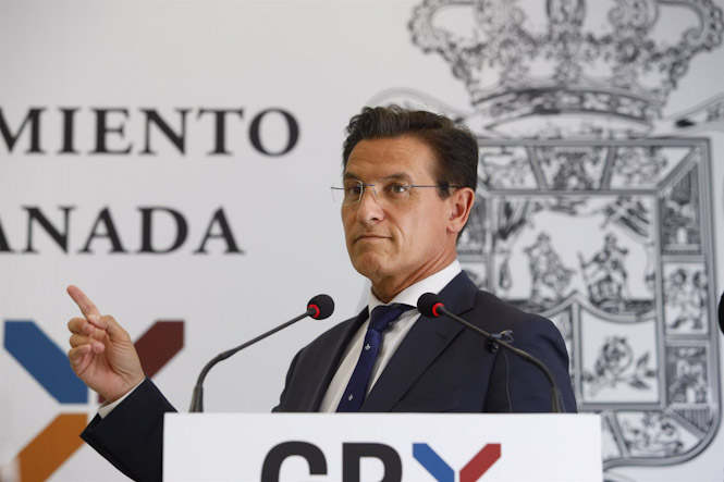 El alcalde de Granada, Luis Salvador, comparece ante los medios tras la marcha del PP del gobierno local (ÁLEX CÁMARA - EUROPA PRESS)